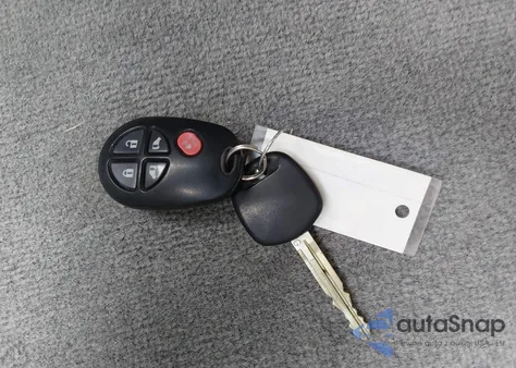 2014 Toyota Sienna Le V6 7 Passenger Auto Access Seat/Le V6 7 Passenger Mobility/Le V6 8 Passenger z USA, uszkodzony, nr VIN 5TDKK3DC6ES475052